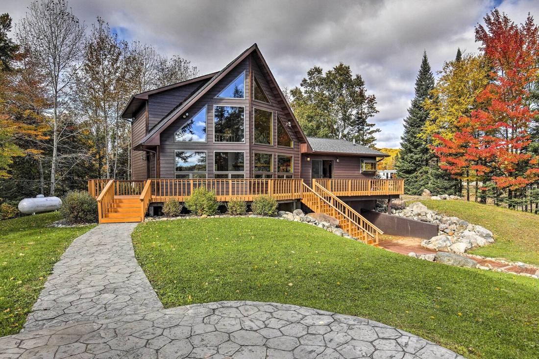 Secluded Lakehouse